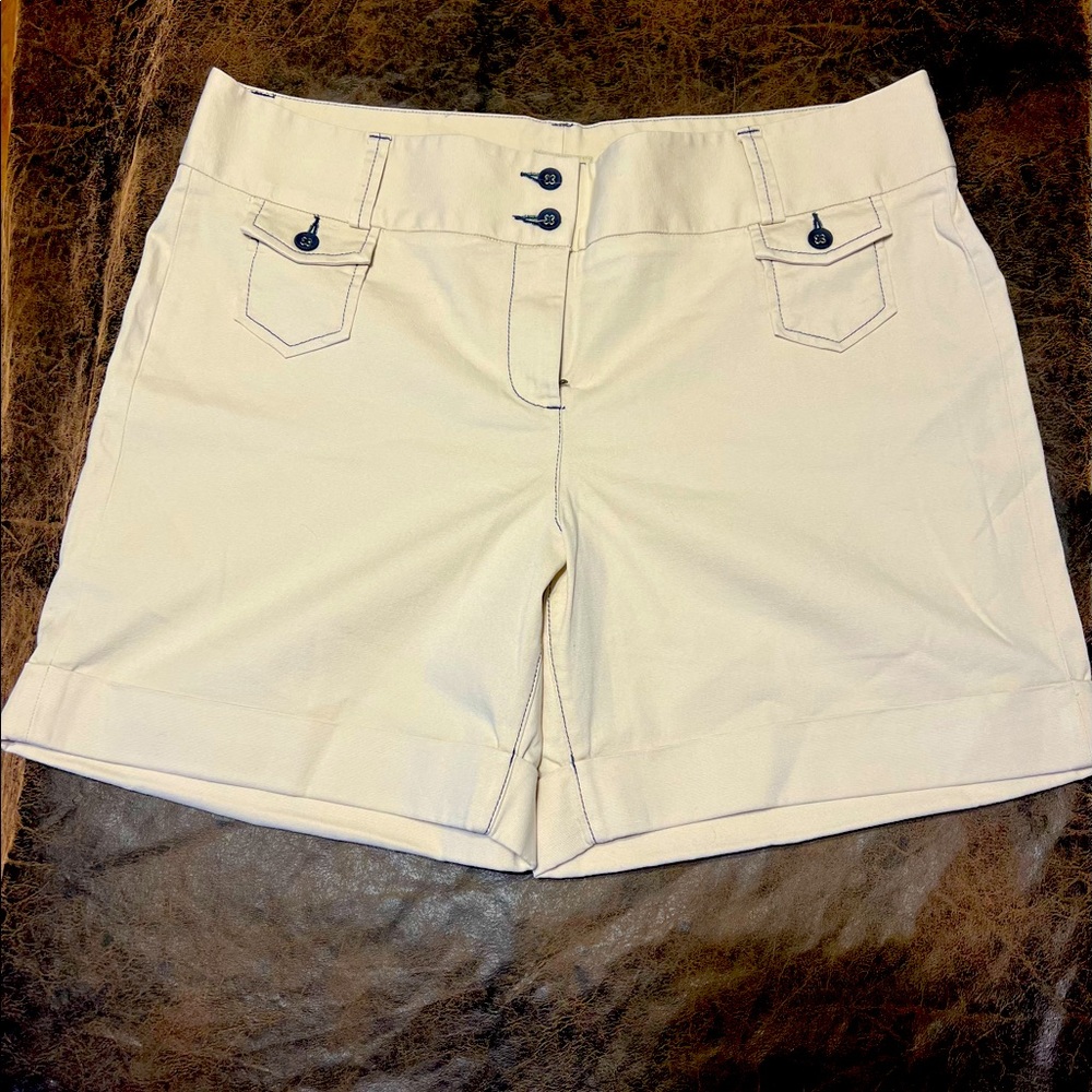 L.L.Bean cuffed khaki shorts with decorative buttons size 18 new without tag